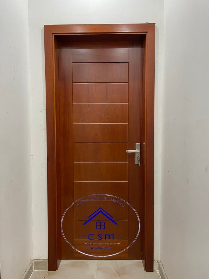 Porta de madeira maciça